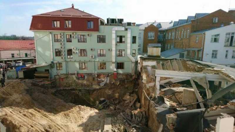 У Вінниці стався обвал на будівництві, під завалами опинились люди: фото, відео