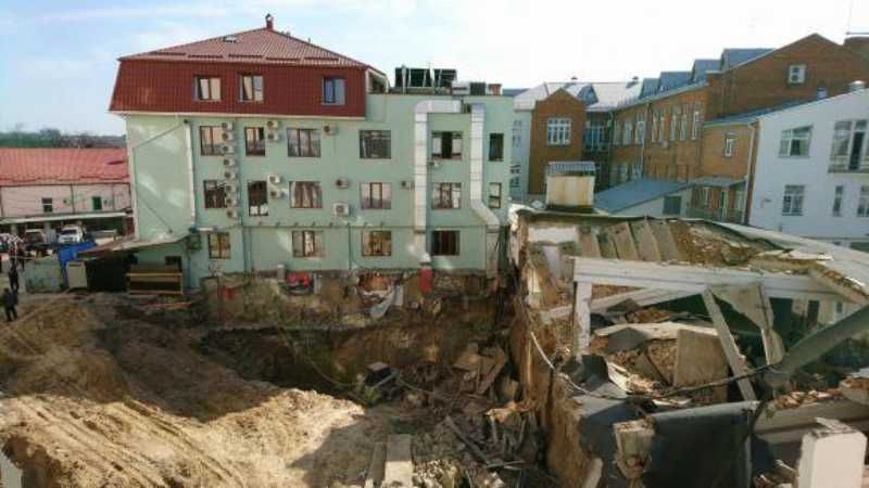 У Вінниці стався обвал на будівництві, під завалами опинились люди: фото, відео У Вінниці стався обвал на будівництві, під завалами опинились люди: фото, відео