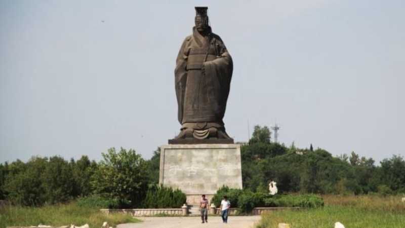 Ветер завалил шеститонную статую: появились фото Ветер завалил шеститонную статую: появились фото