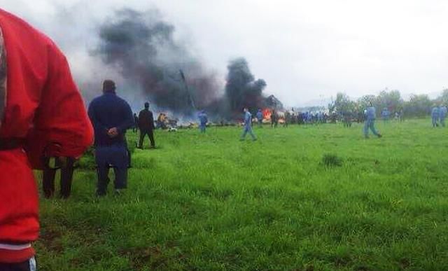 В Алжире разбился самолет: более 200 погибших - видео и фото