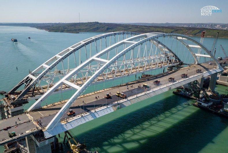 Оккупанты похвастались завершающим этапом строительства Крымского моста: фото и видео