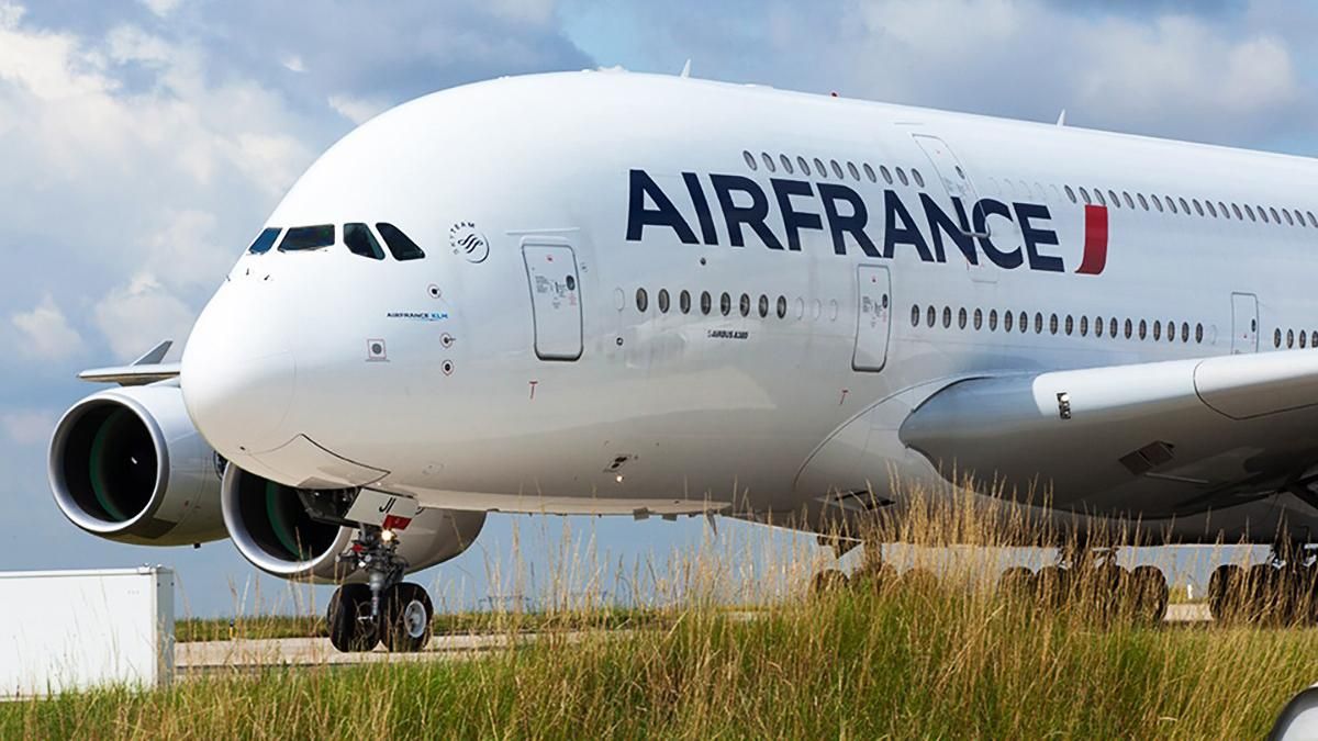 Во Франции снова отменили треть авиарейсов Во Франции снова отменили треть авиарейсов