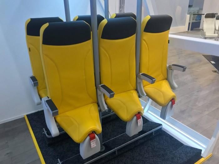 Лететь стоя: итальянская компания представила уникальные кресла для самолетов