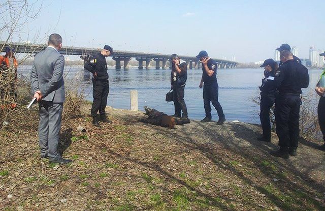 У Києві рятувальники знайшли у Дніпрі тіло дівчини: (фото 18+)