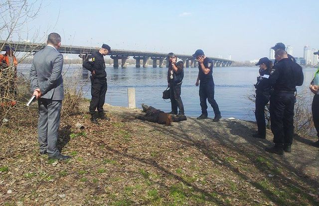 В Киеве спасатели нашли в Днепре тело девушки: (фото 18+)