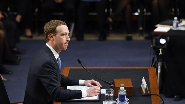 Шпаргалка Цукерберга: "откровения" основателя Facebook в Сенате США и стоит ли им верить