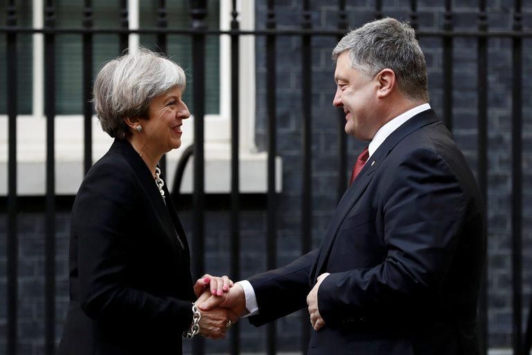 Петро Порошенко обговорив з Терезою Мей посилення санкцій проти Росії
