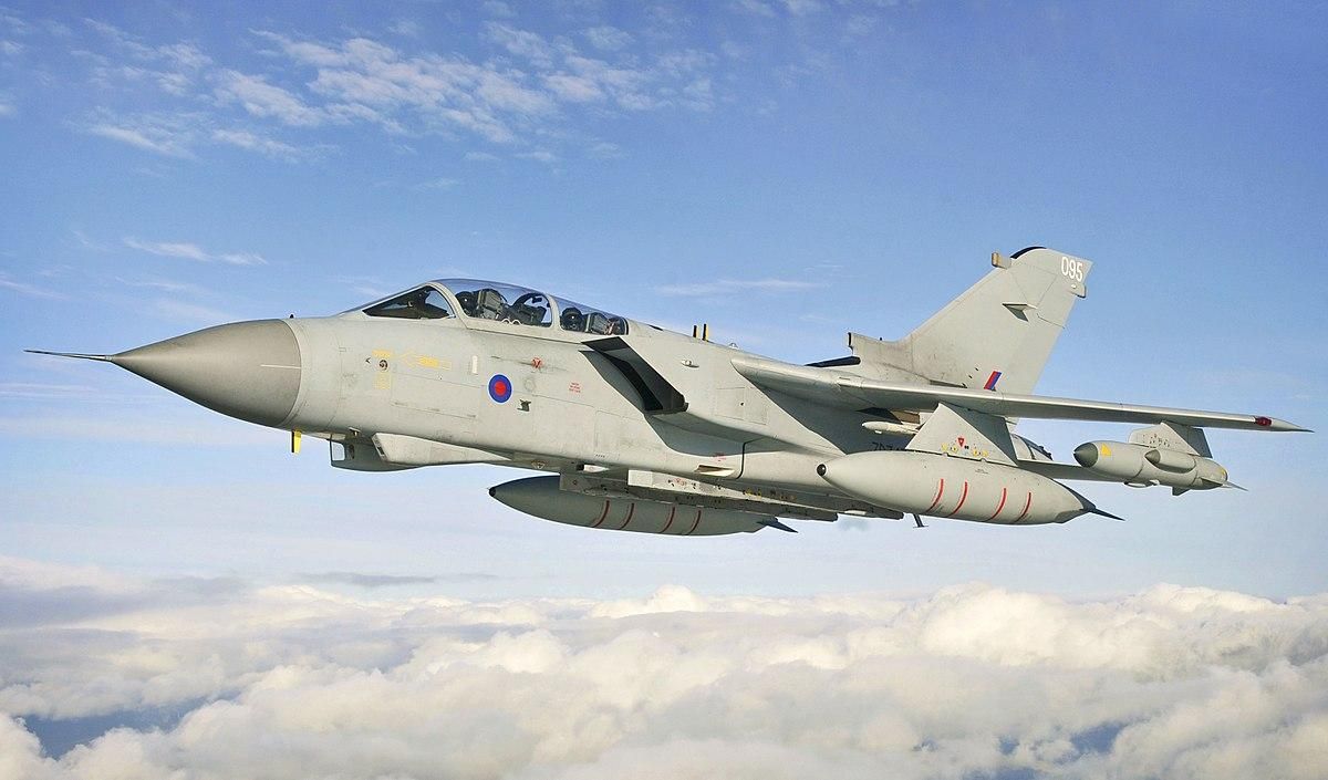 Великобританія привела в боєготовність військові літаки