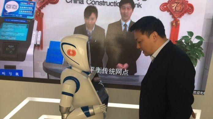В Китае открылось отделение банка, где работают только роботы: фото