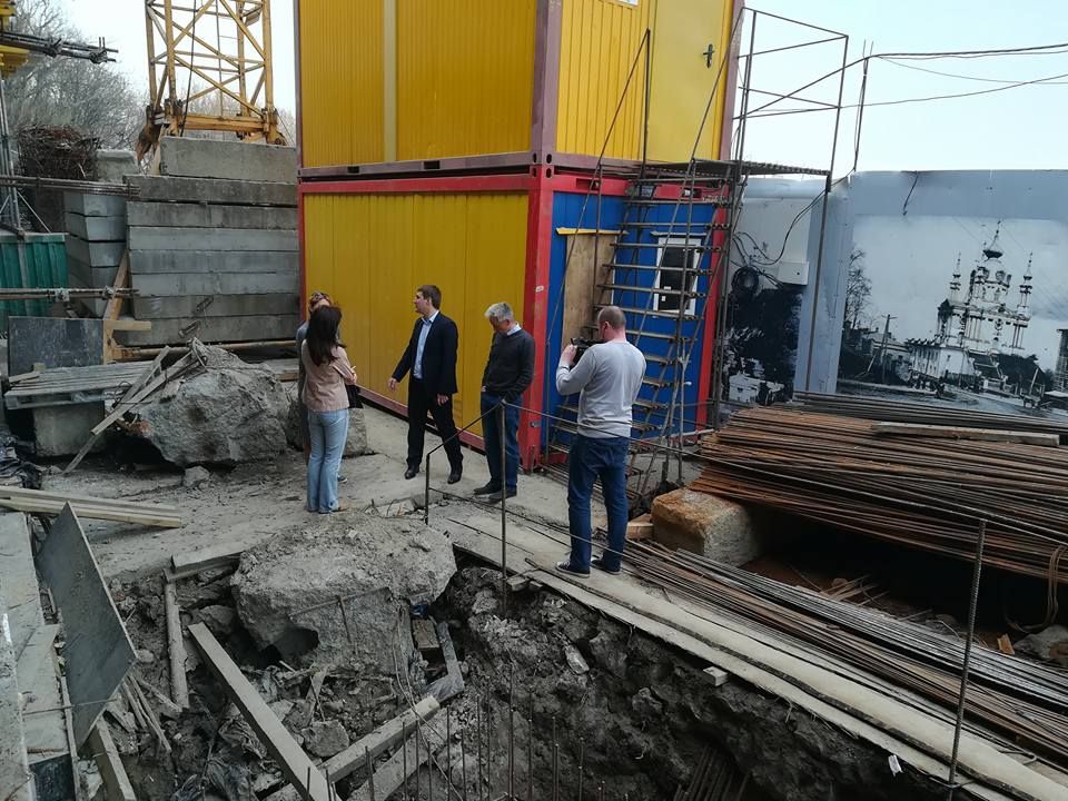 Строительство скандального отеля на Андреевском спуске таки остановили