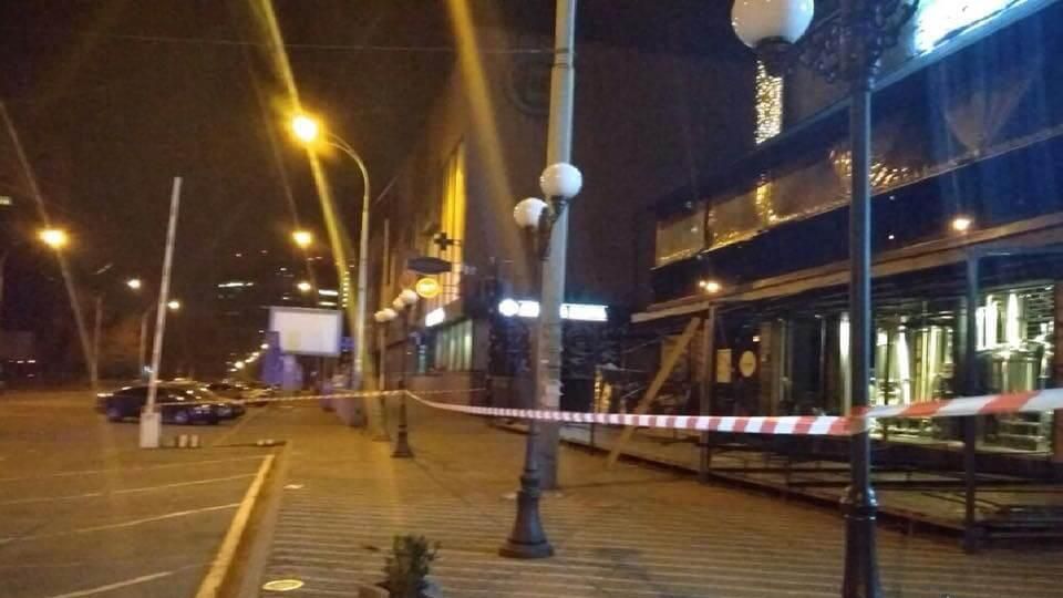 Наслідки обстрілів будівлі "Київміськбуду": відео з місця події Наслідки обстрілів будівлі "Київміськбуду": відео з місця події