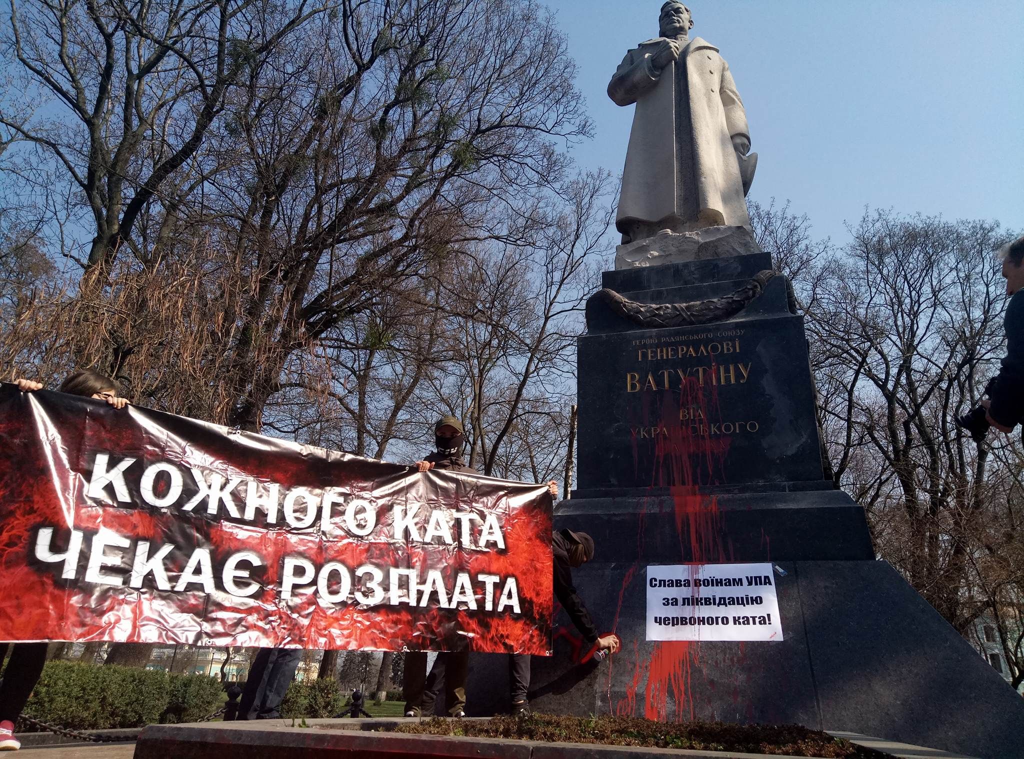 У Києві біля пам'ятника Ватутіну – бійка: фото, відео