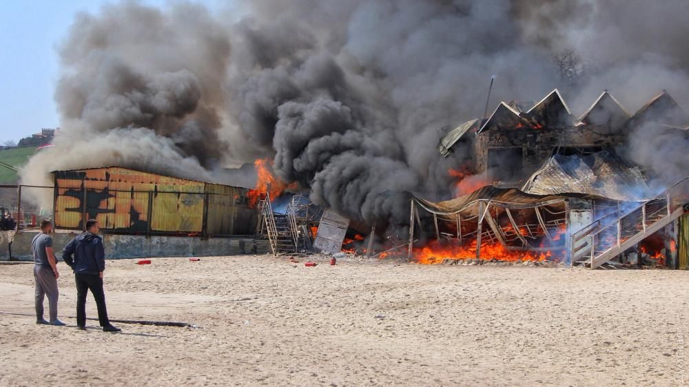 Мощный пожар средь бела дня произошел на пляже в Одессе Мощный пожар средь бела дня произошел на пляже в Одессе