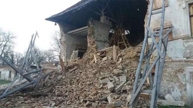 На Львовщине обвалилась стена старинного замка На Львовщине обвалилась стена старинного замка