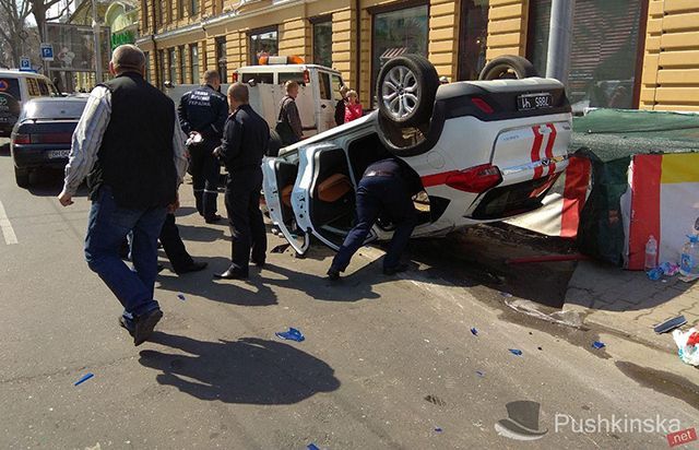 В Одесі авто рятувальників зіткнулося з позашляховиком і перекинулося на дах: фото
