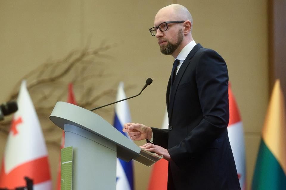 "В Україні має бути стабільність": Яценюк заявив, що відставки Кабміну не буде "В Україні має бути стабільність": Яценюк заявив, що відставки Кабміну не буде