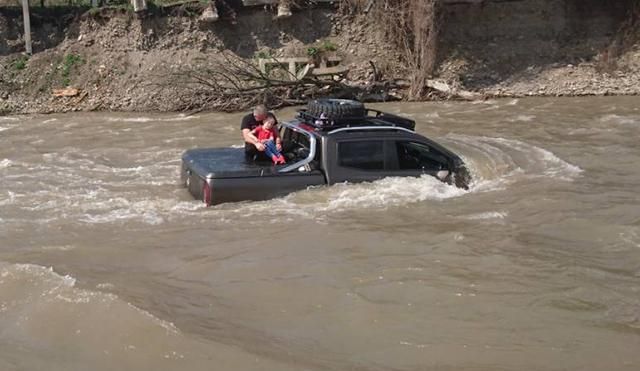 На Закарпатье мужчина утопил в реке свой "Мерседес": фото