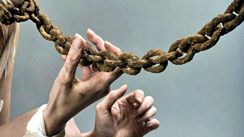 Раби у 21 столітті: на Луганщині людей посадили на ланцюг за неякісний ремонт Раби у 21 столітті: на Луганщині людей посадили на ланцюг за неякісний ремонт