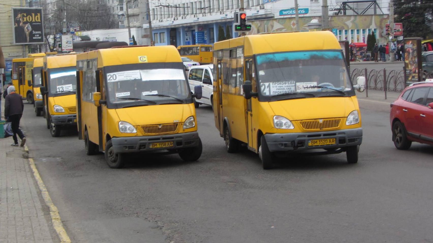 Маршрутка протаранила забор жилого дома в Сумах: фотофакт Маршрутка протаранила забор жилого дома в Сумах: фотофакт
