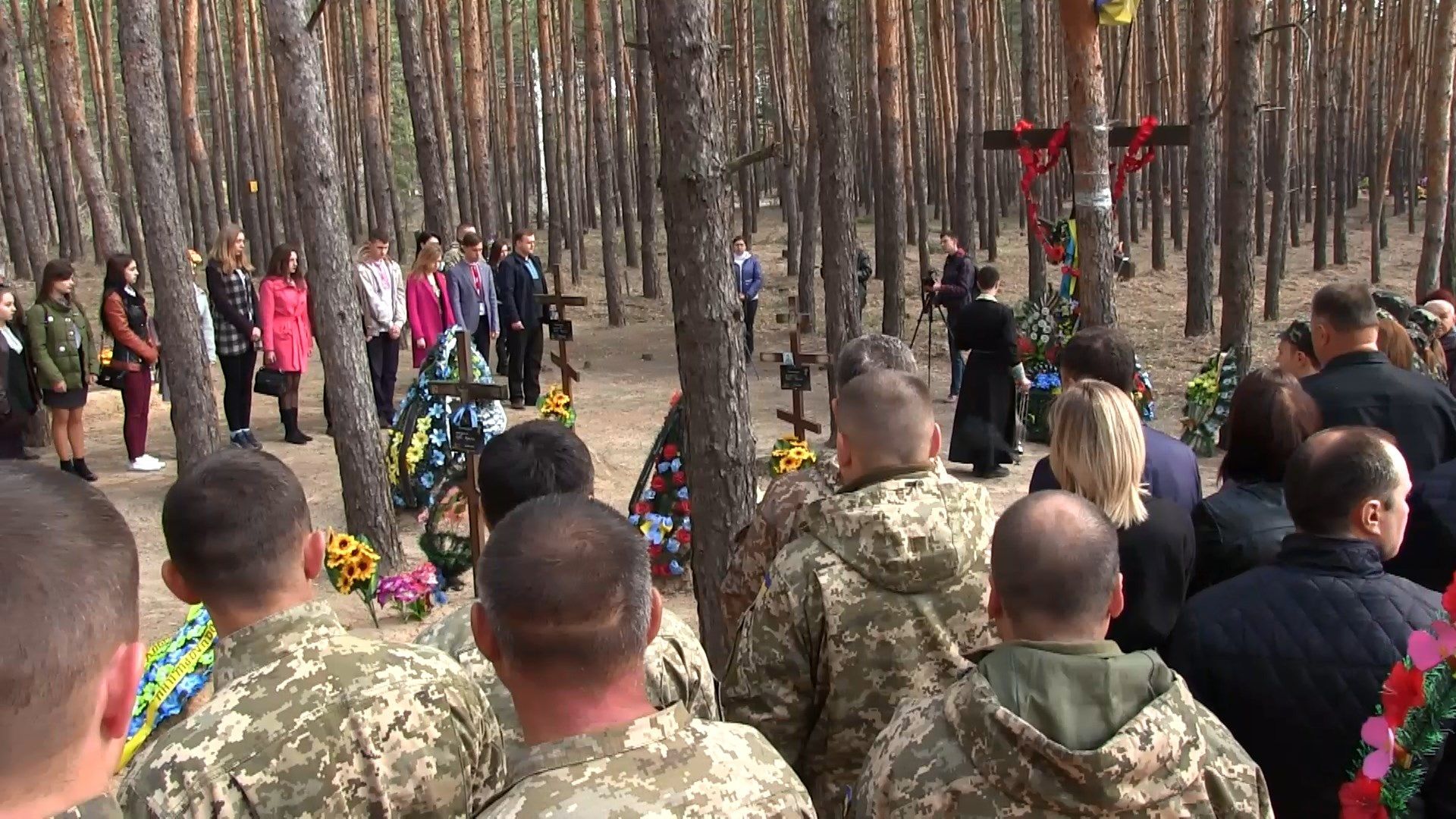Людина живе, доки її пам'ятають: на Луганщині вшанували пам'ять захисників України