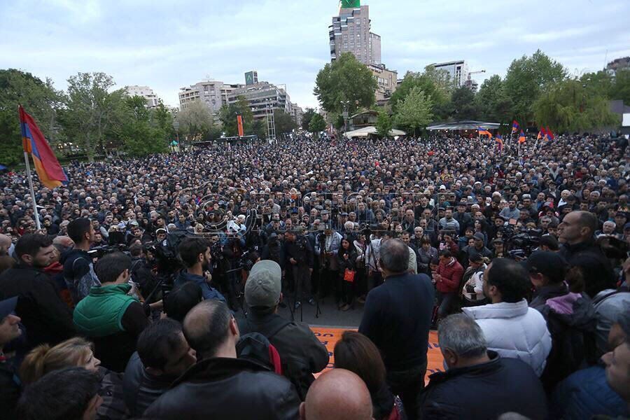 Протесты в Армении: демонстранты ворвались в редакцию радио (видео событий)