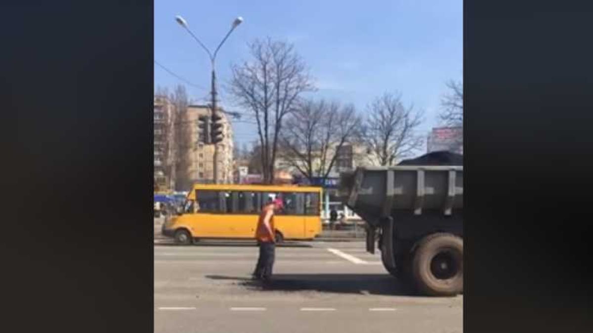 Технології 21 століття: як комунальники вигадливо латають дорогу у Кривому Розі Технології 21 століття: як комунальники вигадливо латають дорогу у Кривому Розі