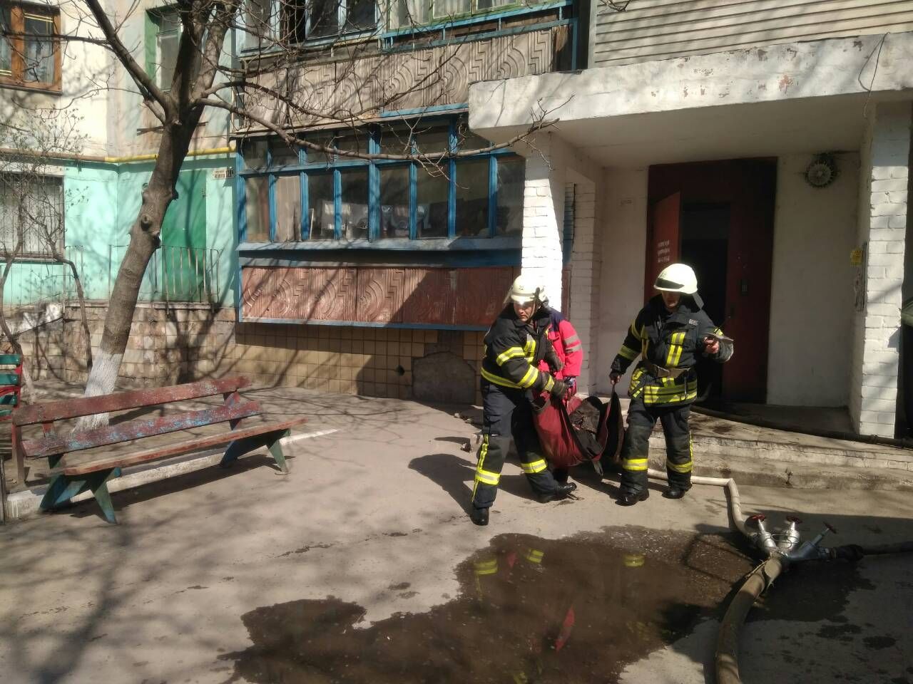 У Маріуполі горіла 9-поверхівка: мешканців довелося евакуювати (фото) У Маріуполі горіла 9-поверхівка: мешканців довелося евакуювати (фото)