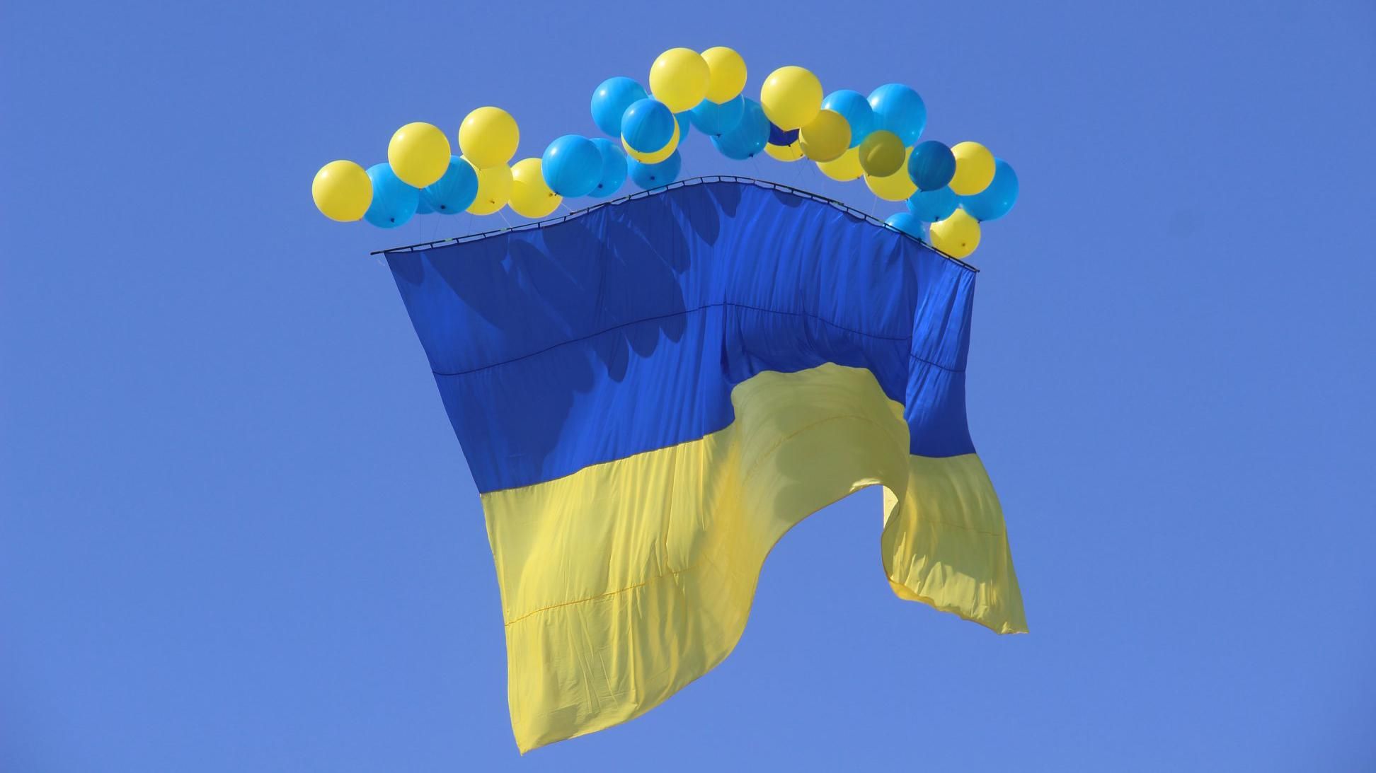 В окуповану Горлівку запустили величезний прапор України на повітряних кульках