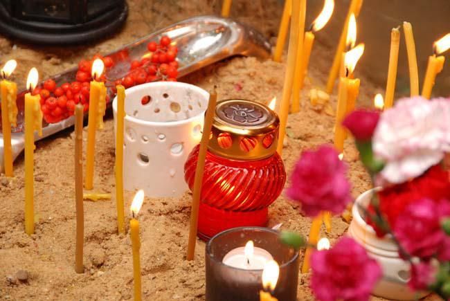 Чому на провідну неділю українці несуть паски та їжу на цвинтар: пояснення священика Чому на провідну неділю українці несуть паски та їжу на цвинтар: пояснення священика