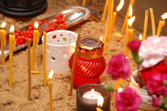 Почему на ведущее воскресенье украинцы несут куличи и еду на кладбище: объяснение священника