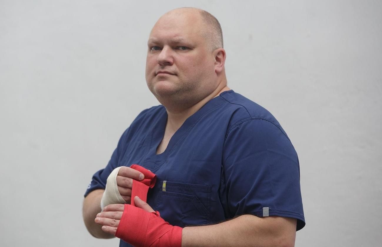 В Росії депутат на знак протесту проти санкцій розчавив iPad: відео В Росії депутат на знак протесту проти санкцій розчавив iPad: відео