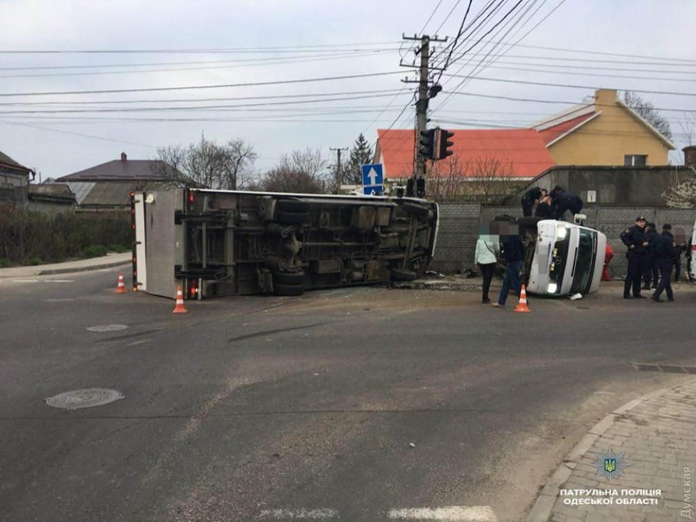 В Одесі автобус з пасажирами потрапив у серйозну ДТП: постраждало 11 людей 