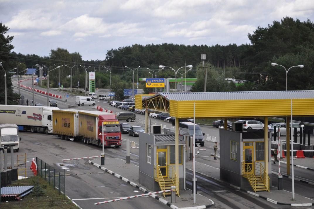 На кордоні зі Словаччиною та Польщею сотні автомобілів стоять у чергах 