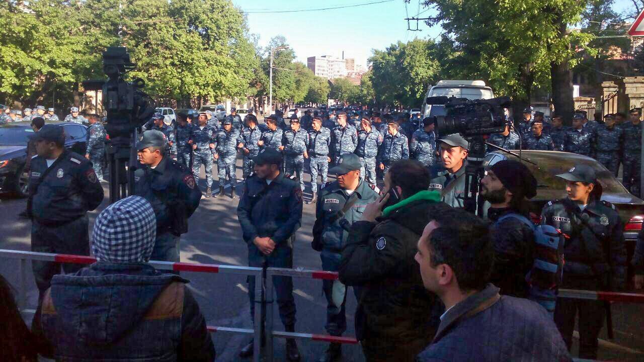 В Ереване массовые акции протестов: начались столкновения активистов с полицией