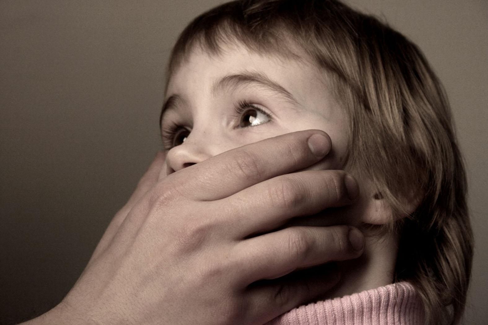 Порошенко підписав закон, який захищає дітей від сексуальних зловживань