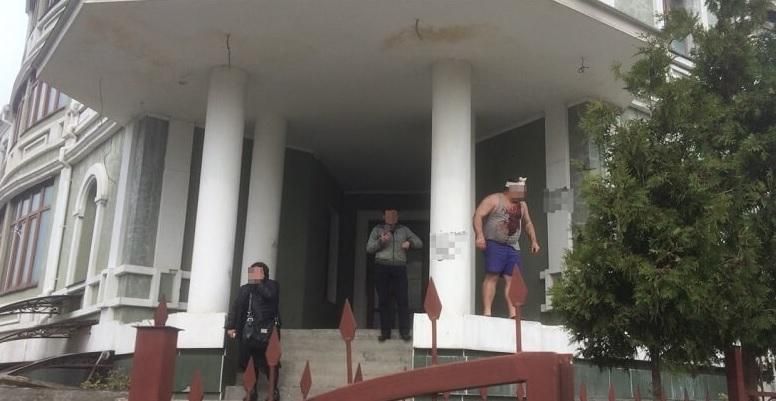 Вооруженные титушки штурмуют дом с переселенцами в Киеве, – нардеп