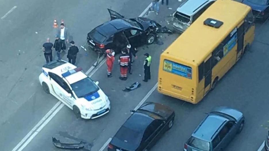 У Києві сталася серйозна ДТП: фото та відео з місця аварії У Києві сталася серйозна ДТП: фото та відео з місця аварії