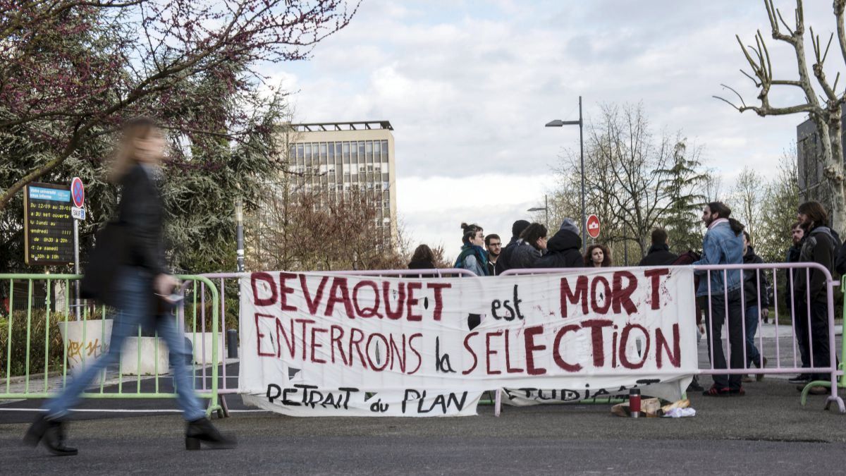 Французькі студенти заблокували університет біля Парижа