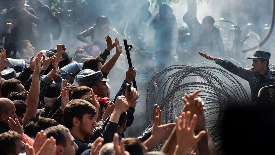 Протести у Єревані: до парламенту стягнули водомети та бронетехніку Протести у Єревані: до парламенту стягнули водомети та бронетехніку