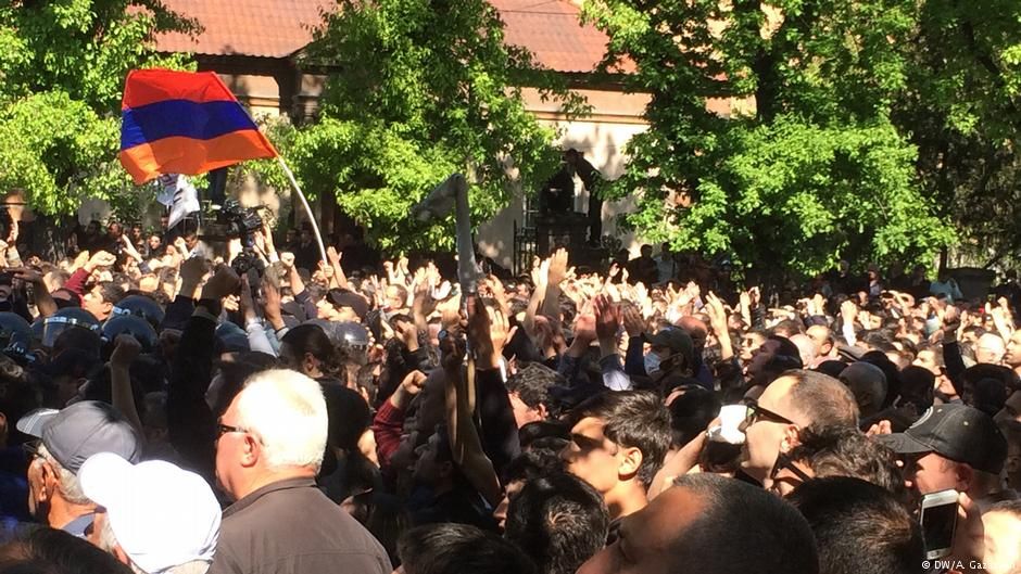 В Ереване оппозиция объявила о начале "Бархатной революции"