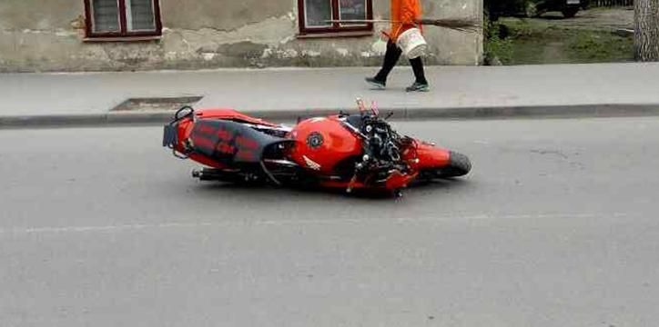 На Львівщині мотоцикліст влетів у натовп людей, є постраждалі: фото та відео На Львівщині мотоцикліст влетів у натовп людей, є постраждалі: фото та відео