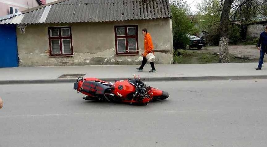 На Львовщине мотоциклист влетел в толпу людей, есть пострадавшие: фото и видео