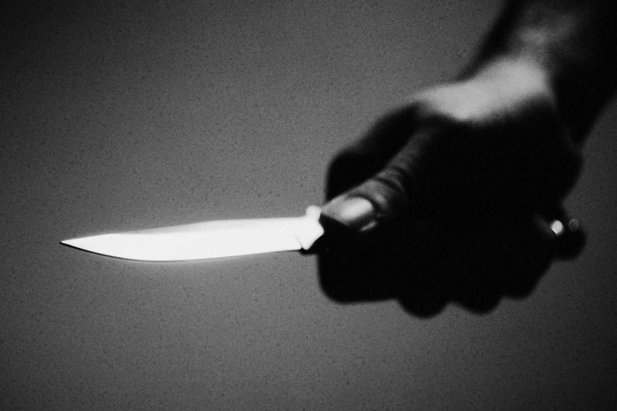 В Черкассах мужчина набросился с ножом на полицейского: появилось видео с места преступления