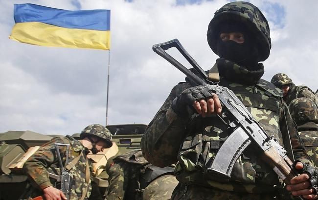 Один украинский военный погиб на Донбассе, еще двое ранены, - Штаб АТО