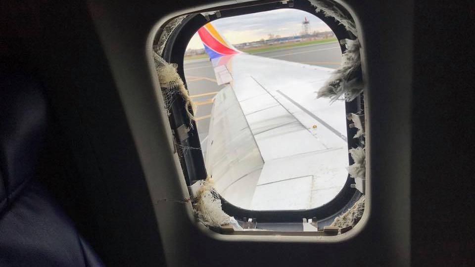 Взрыв двигателя на самолете Boeing в США: умерла одна пассажирка