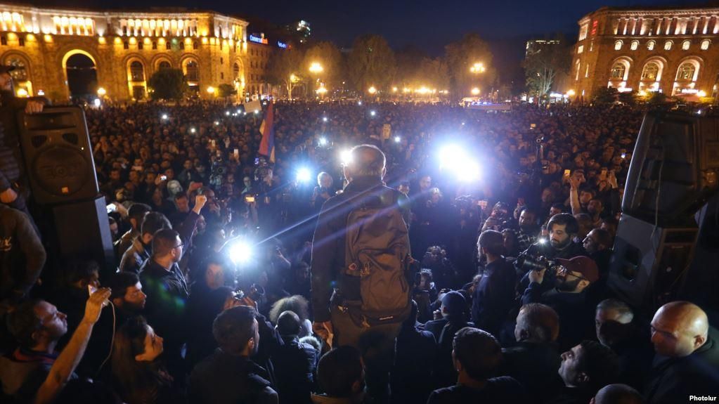 Поліція розпочала зачистку площі з протестувальниками у Єревані: є постраждалі