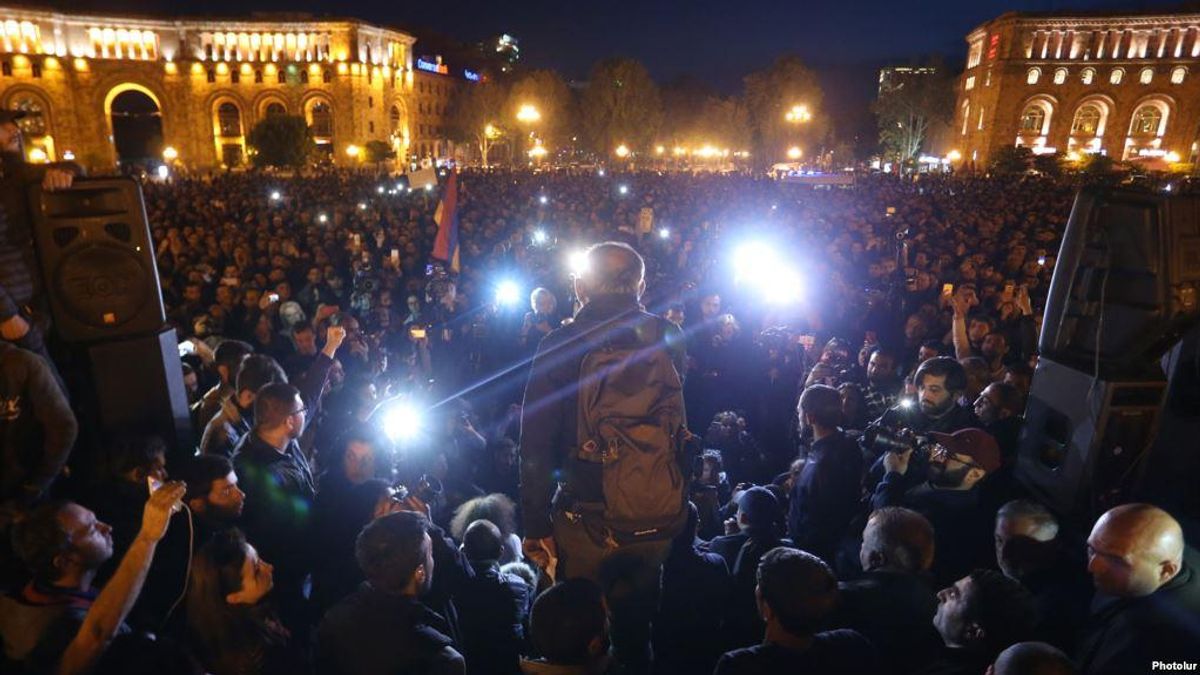 Полиция начала зачистку площади с протестующими в Ереване: есть пострадавшие