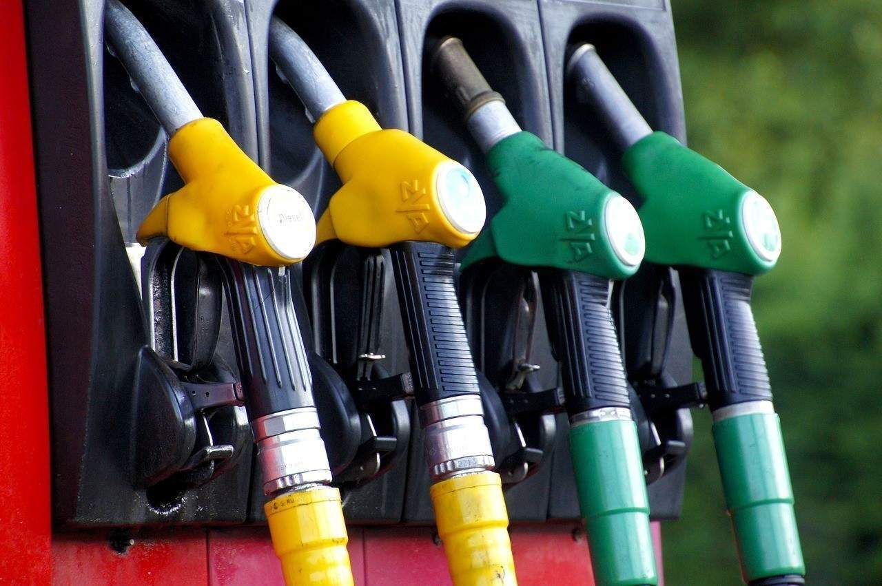 До Кабміну передали вимоги активістів запобігти підвищенню цін на паливо