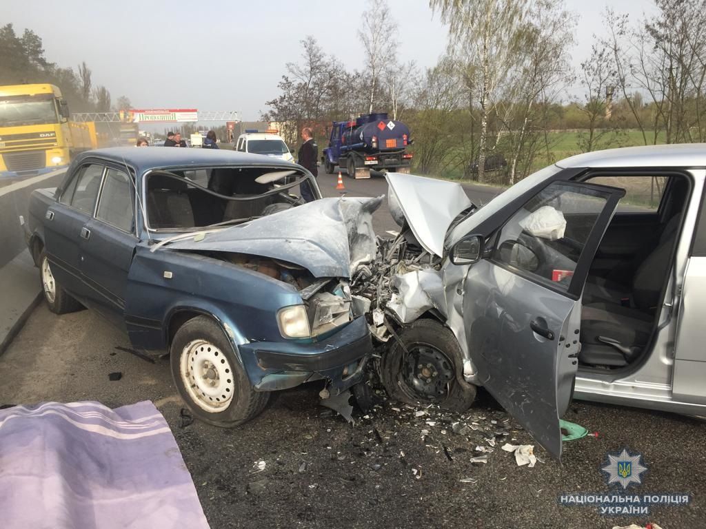 Жуткое ДТП на Киевщине: "Skoda" выехала на встречную полосу и влетела в "ГАЗ"