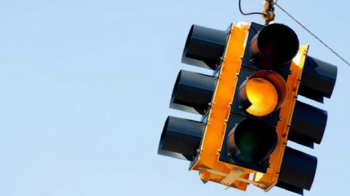 Стоит ли отменить желтый сигнал светофора? Ваше мнение Стоит ли отменить желтый сигнал светофора? Ваше мнение